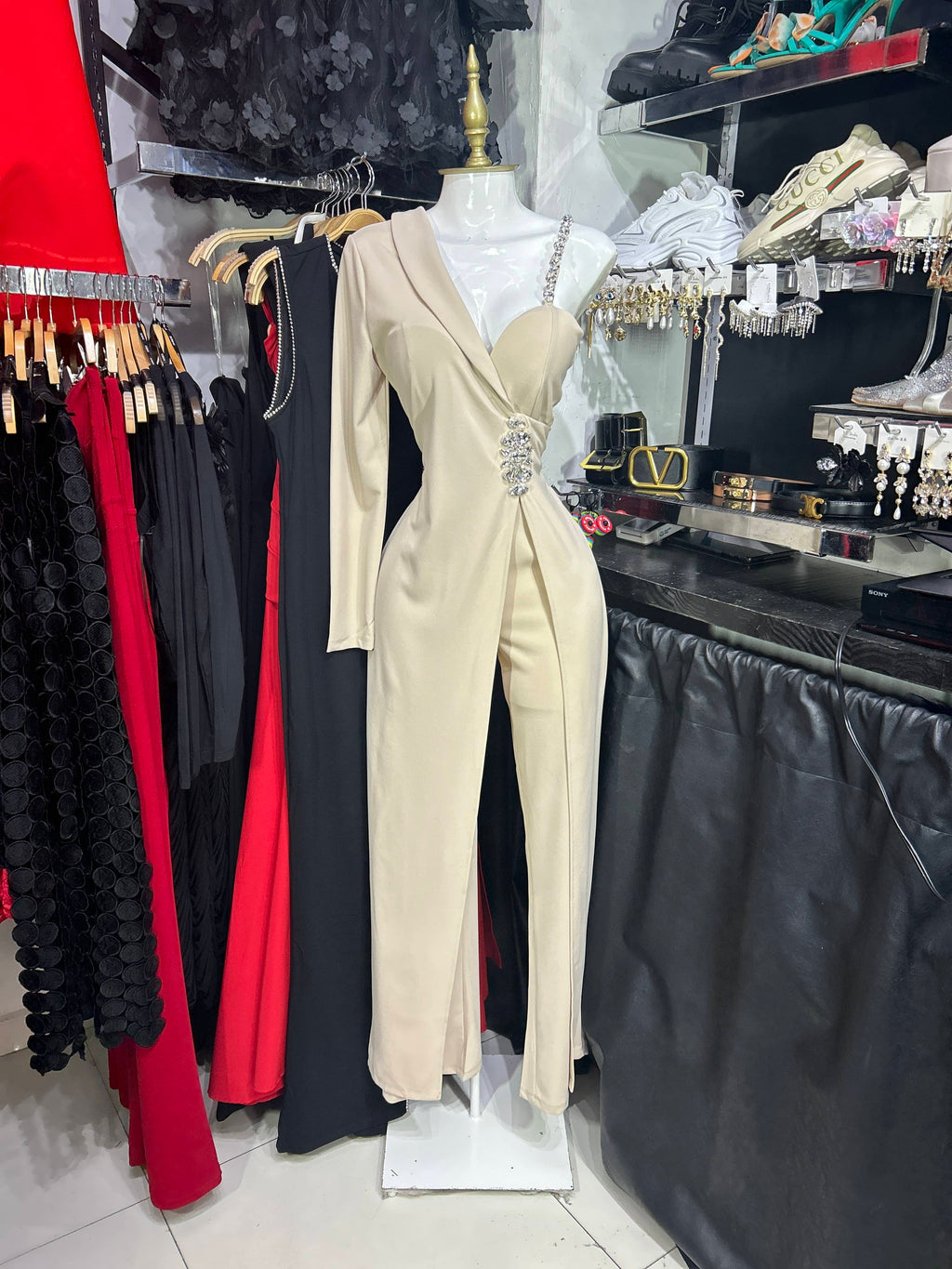 Palazzo stretch beige de una manga con pedreria