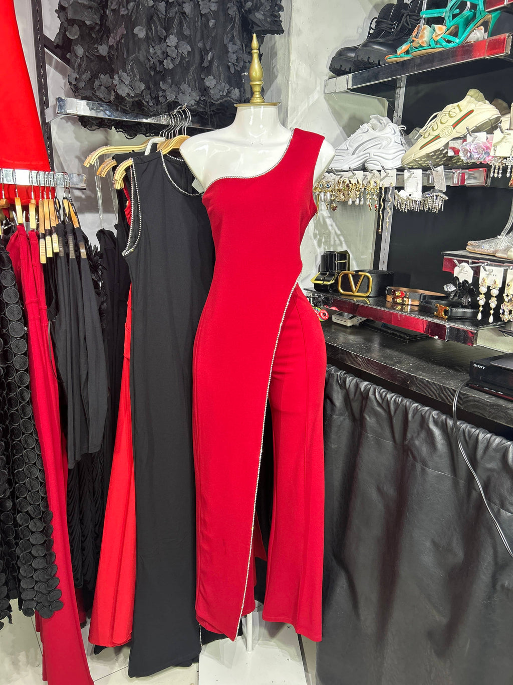 Conjunto stretch rojo de un hombro con filo de pedreria
