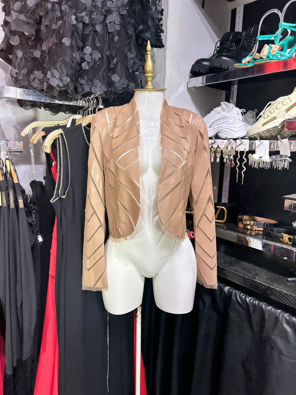 Chamarra beige de mesh con cortes de vinipiel RESTOCK