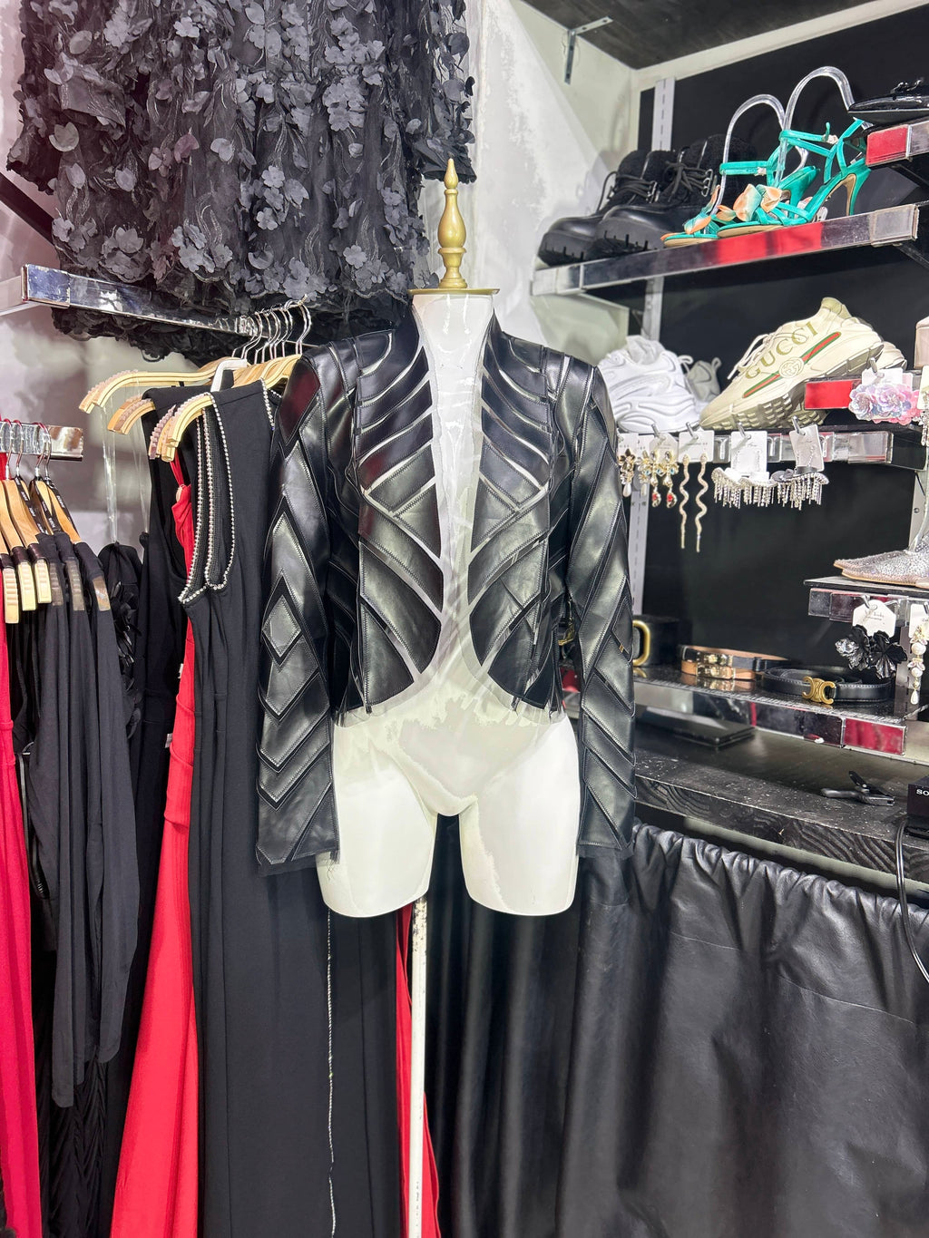 Chamarra negra de mesh con cortes de vinipiel RESTOCK