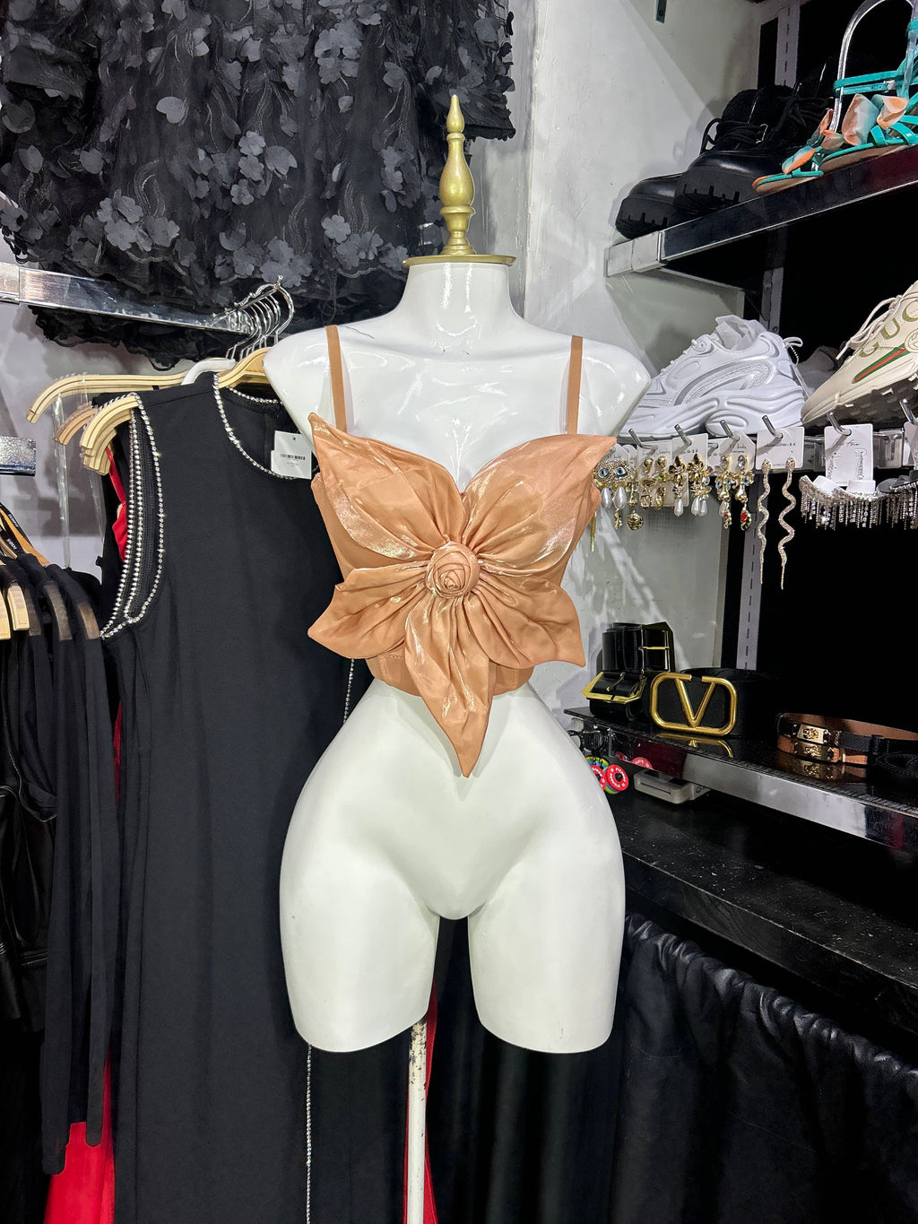 Corset mocca con flor en relieve