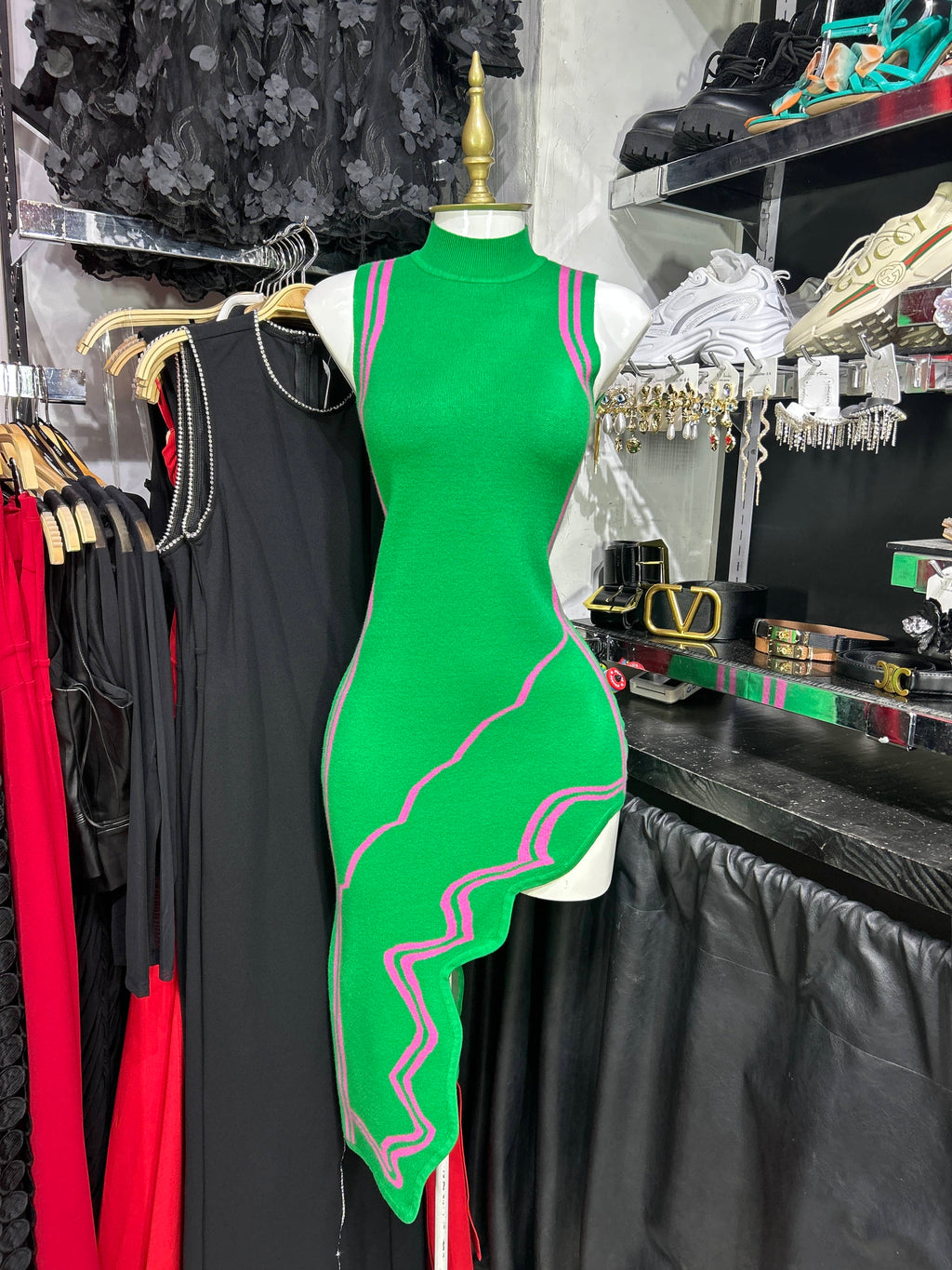 Vestido tipo sueter sin manga verde con detalles rosas en contraste