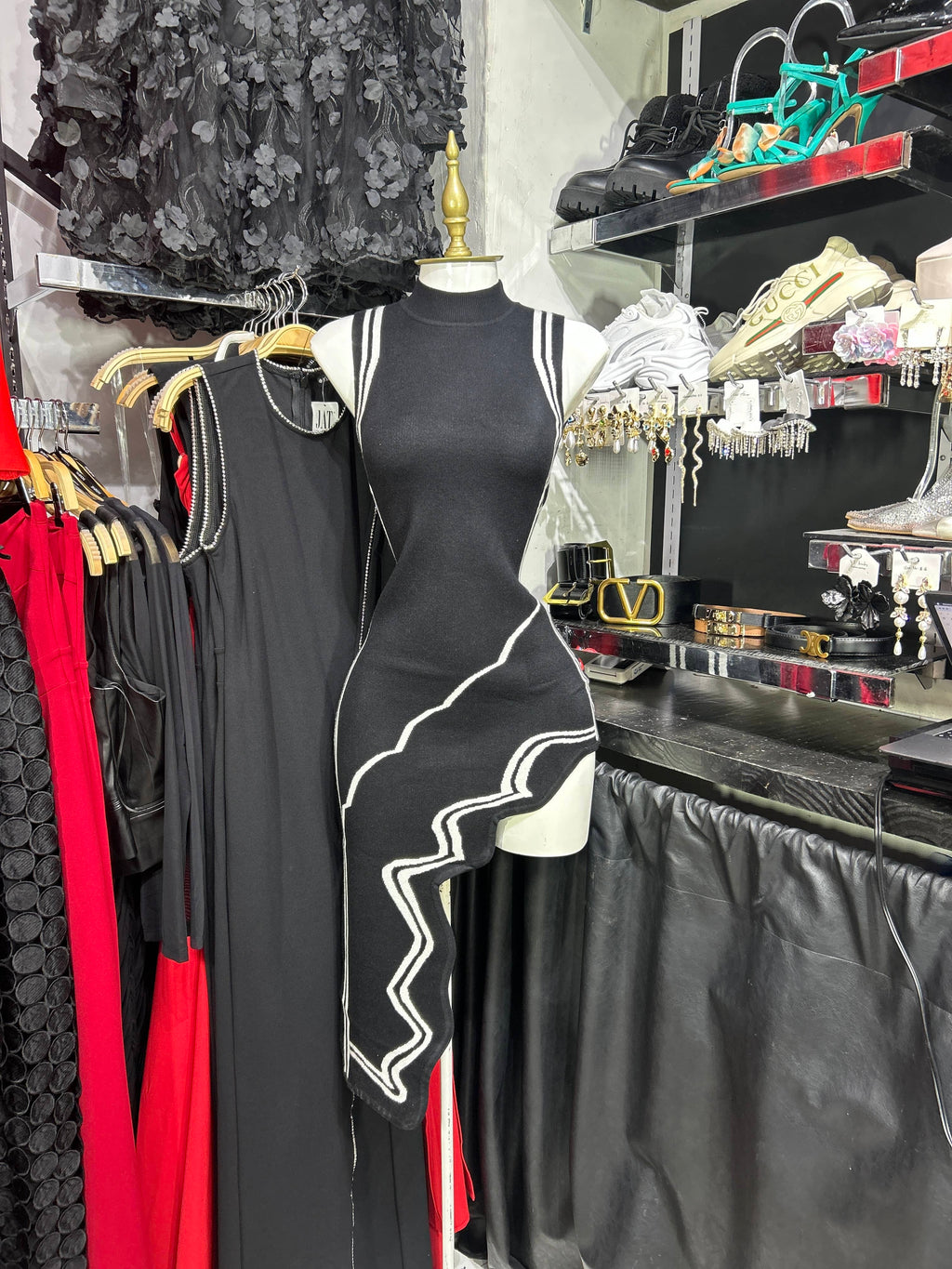 Vestido tipo sueter sin manga negro con detalles blancos en contraste