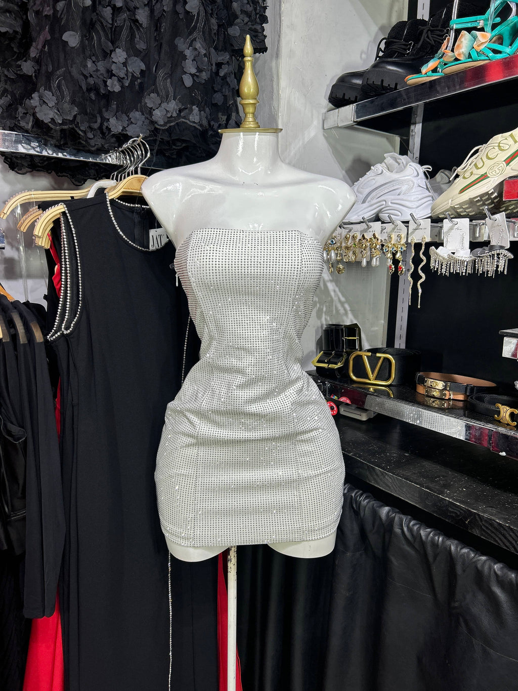 Vestido blanco strapless con pedreria