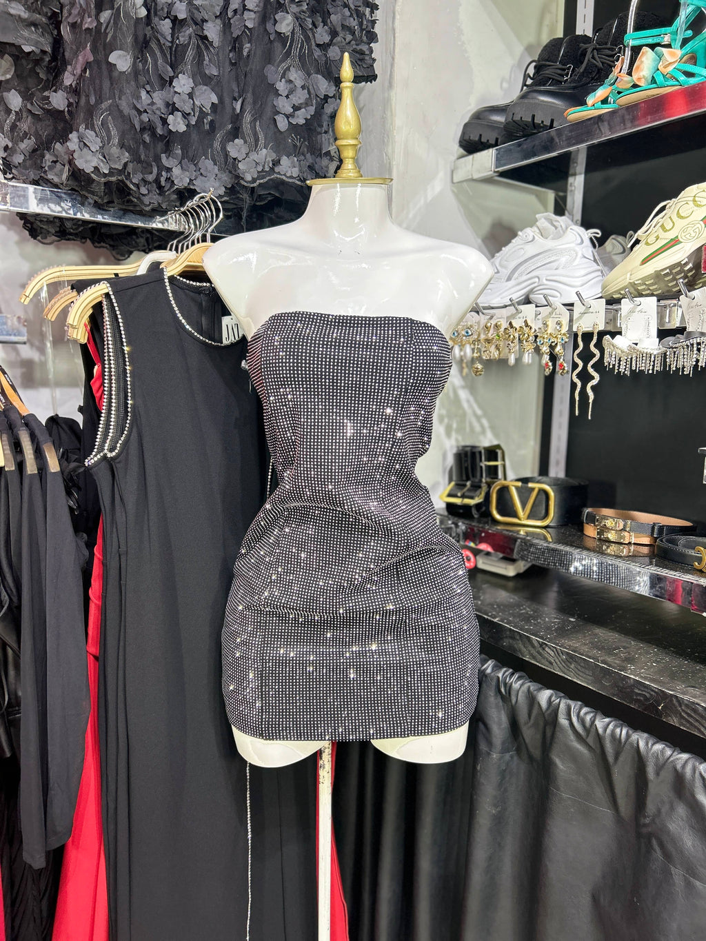 Vestido negro strapless con pedreria