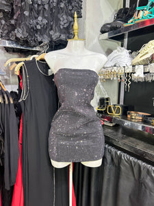 Vestido negro strapless con pedreria