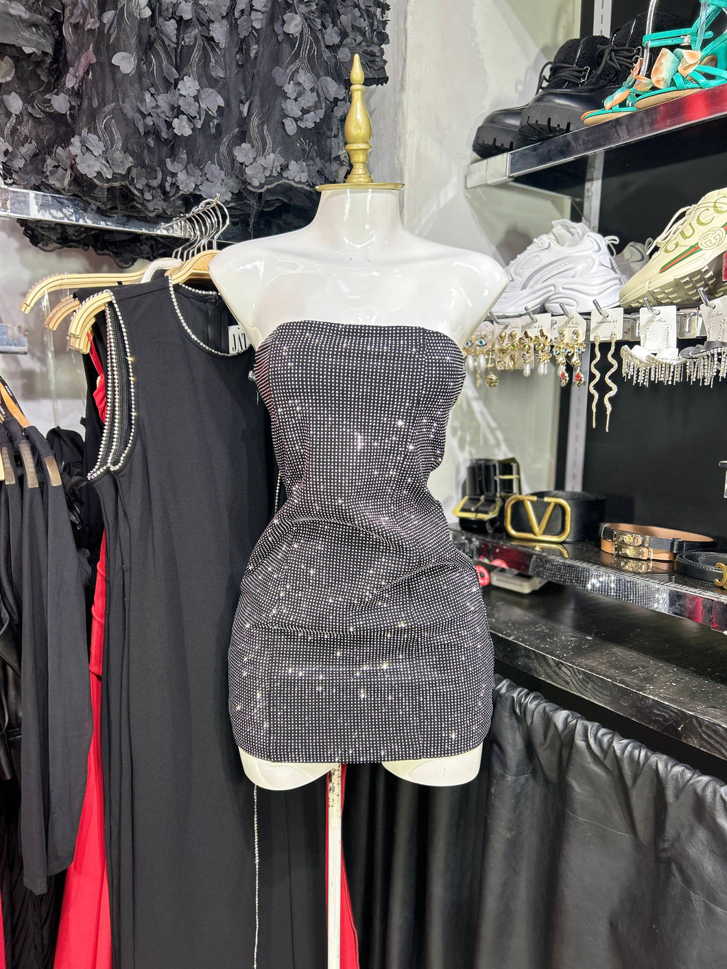 Vestido negro strapless con pedreria
