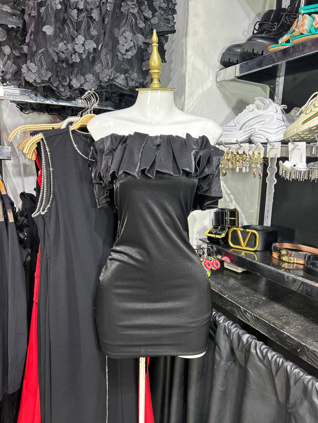 Vestido negro off shoulder con detalles en escote
