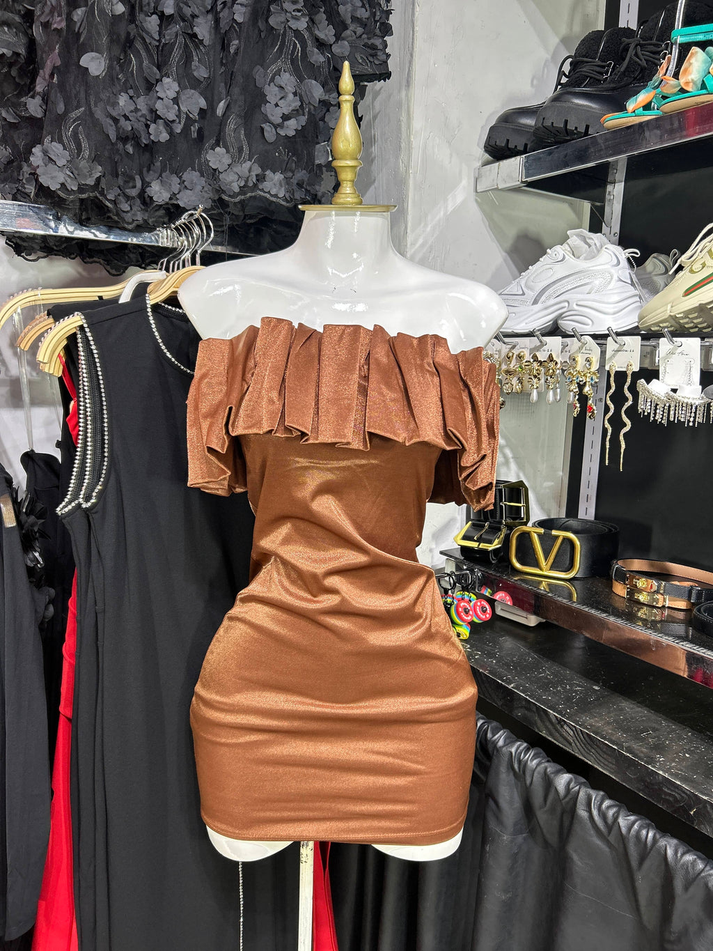 Vestido mocca off shoulder con detalles en escote