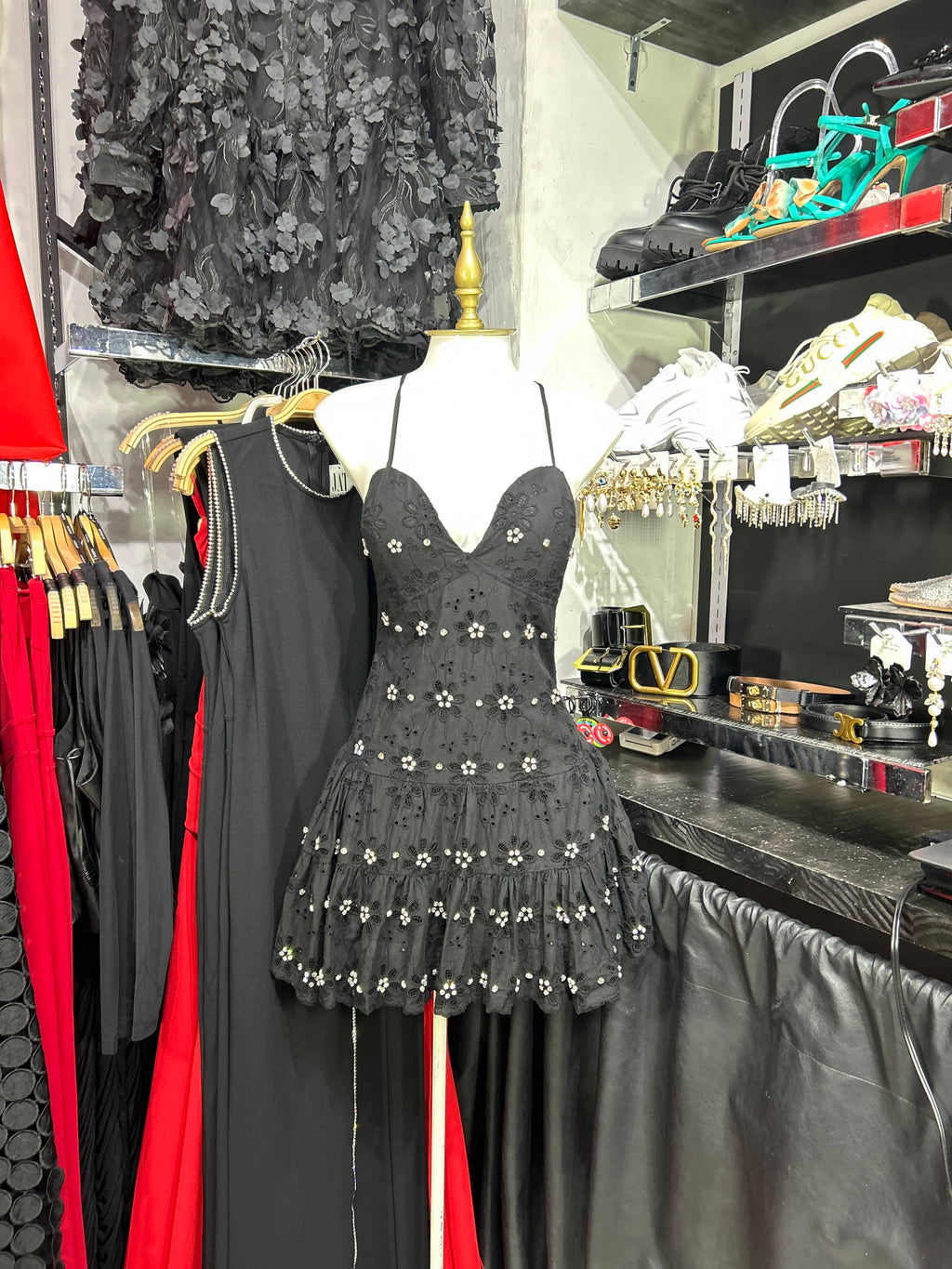Vestido negro de encaje con detalles en pedreria