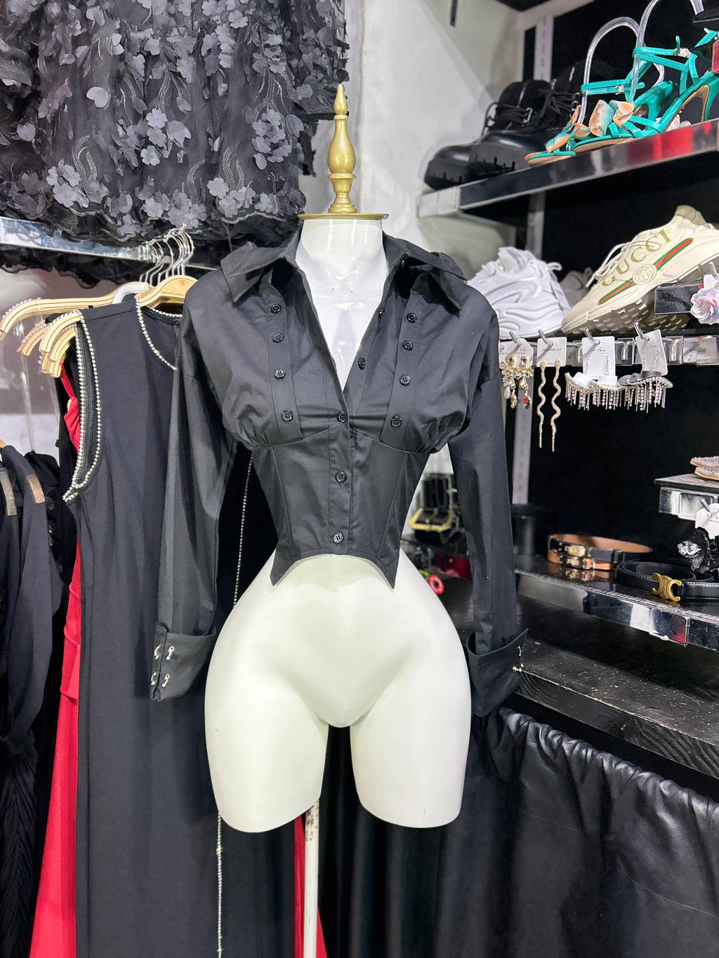 Camisa negra con detalles metalicos corset simulado