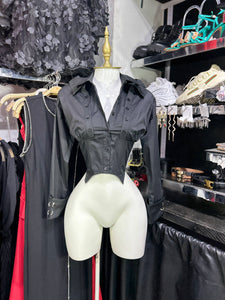 Camisa negra con detalles metalicos corset simulado