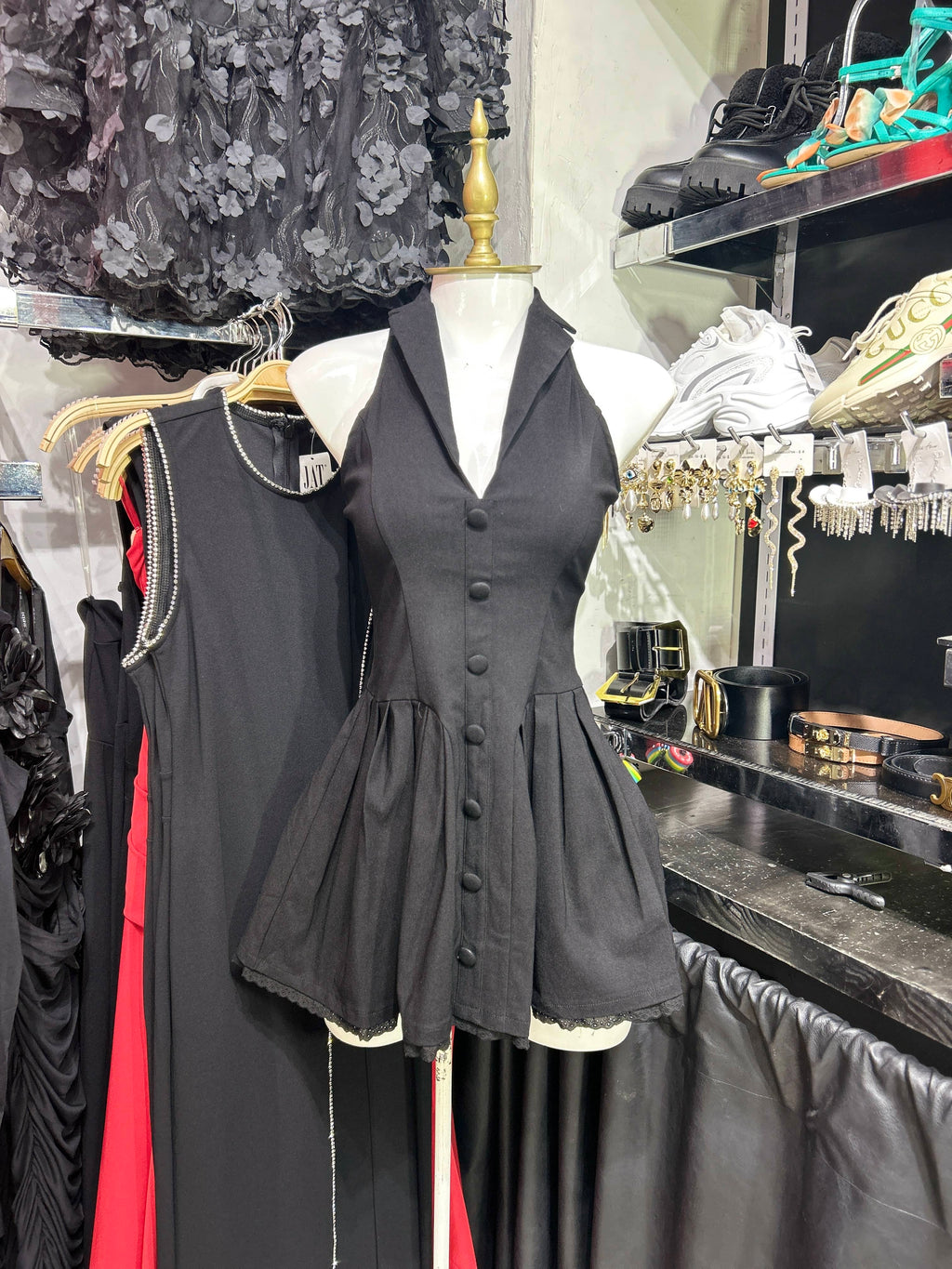 Vestido negro camisero sin manga tableado en parte baja