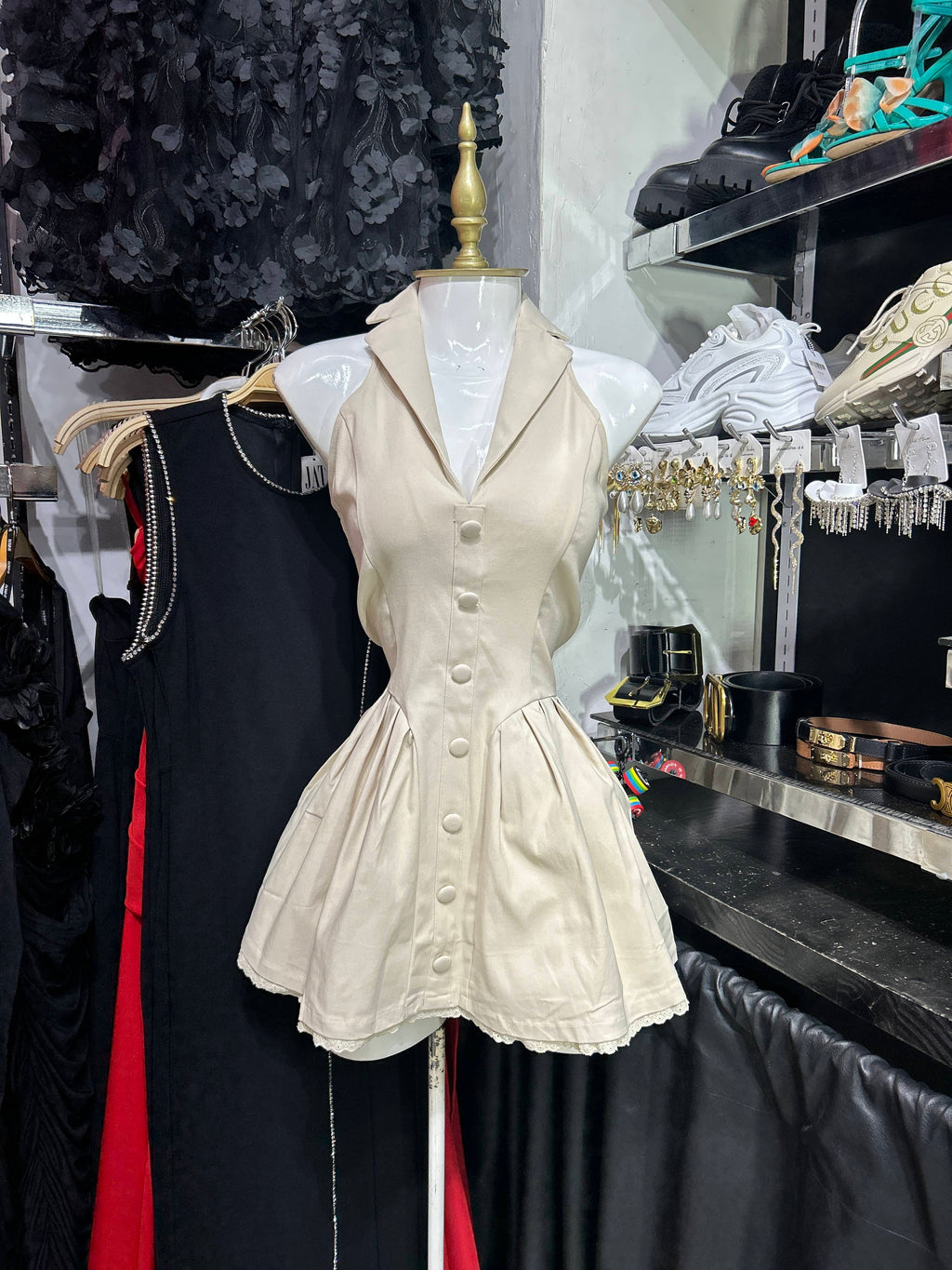 Vestido ivory camisero sin manga tableado en parte baja