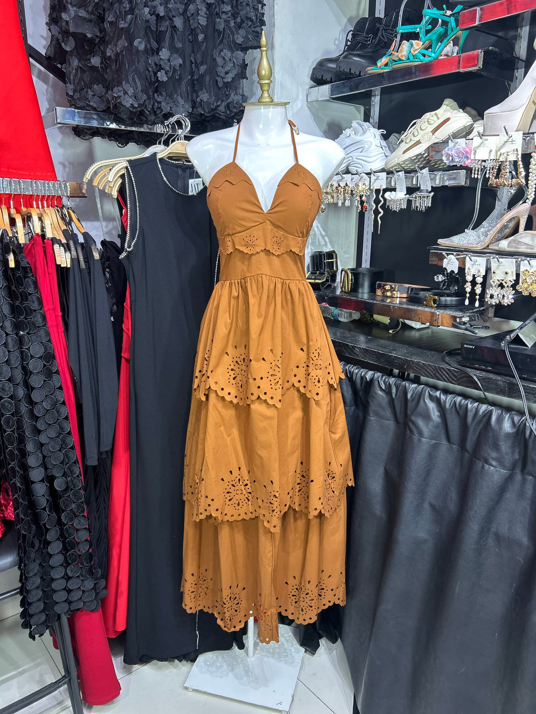Vestido largo con copas y amarre halter