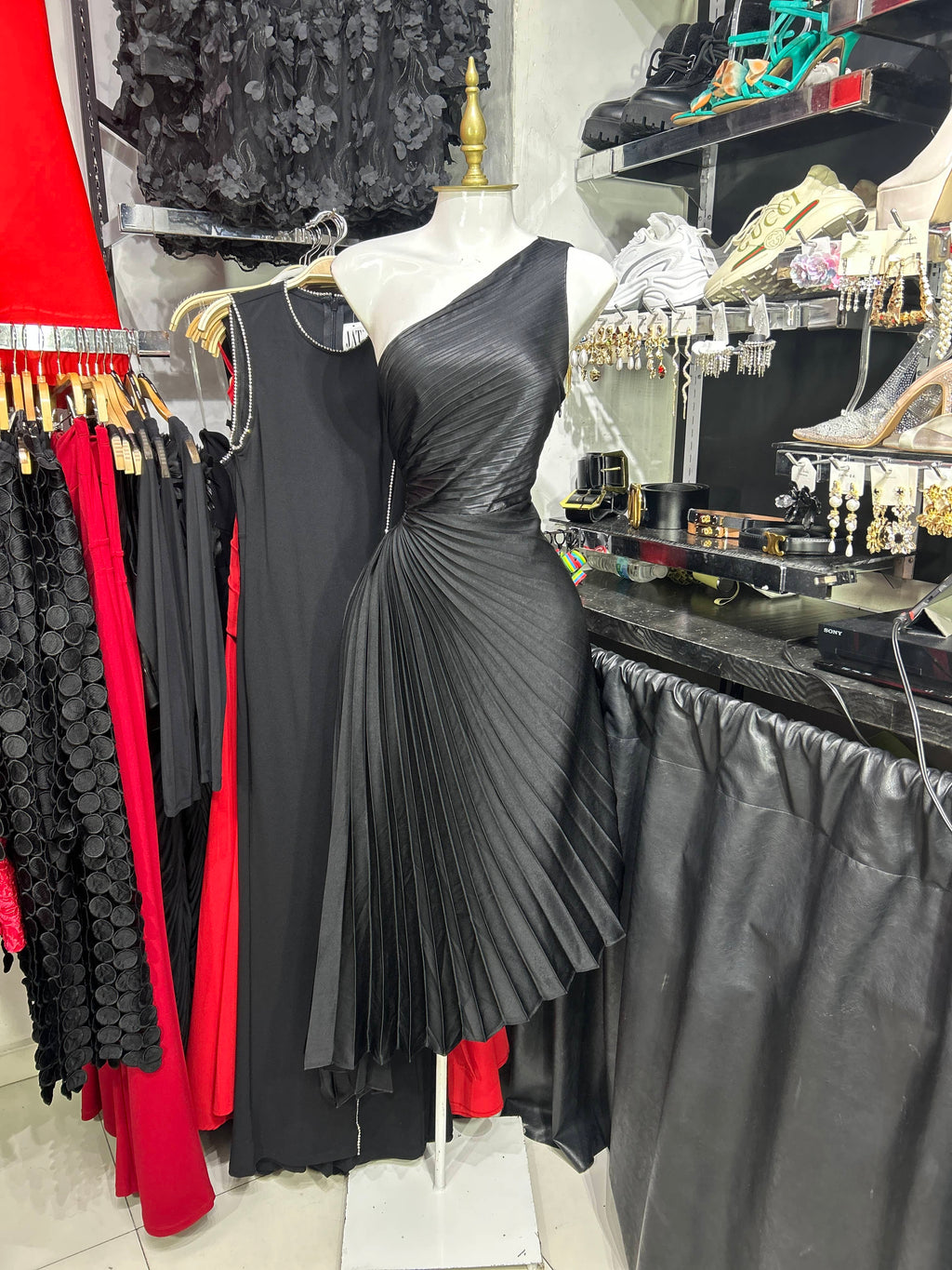 Vestido negro de un hombro drapeado asimetrico