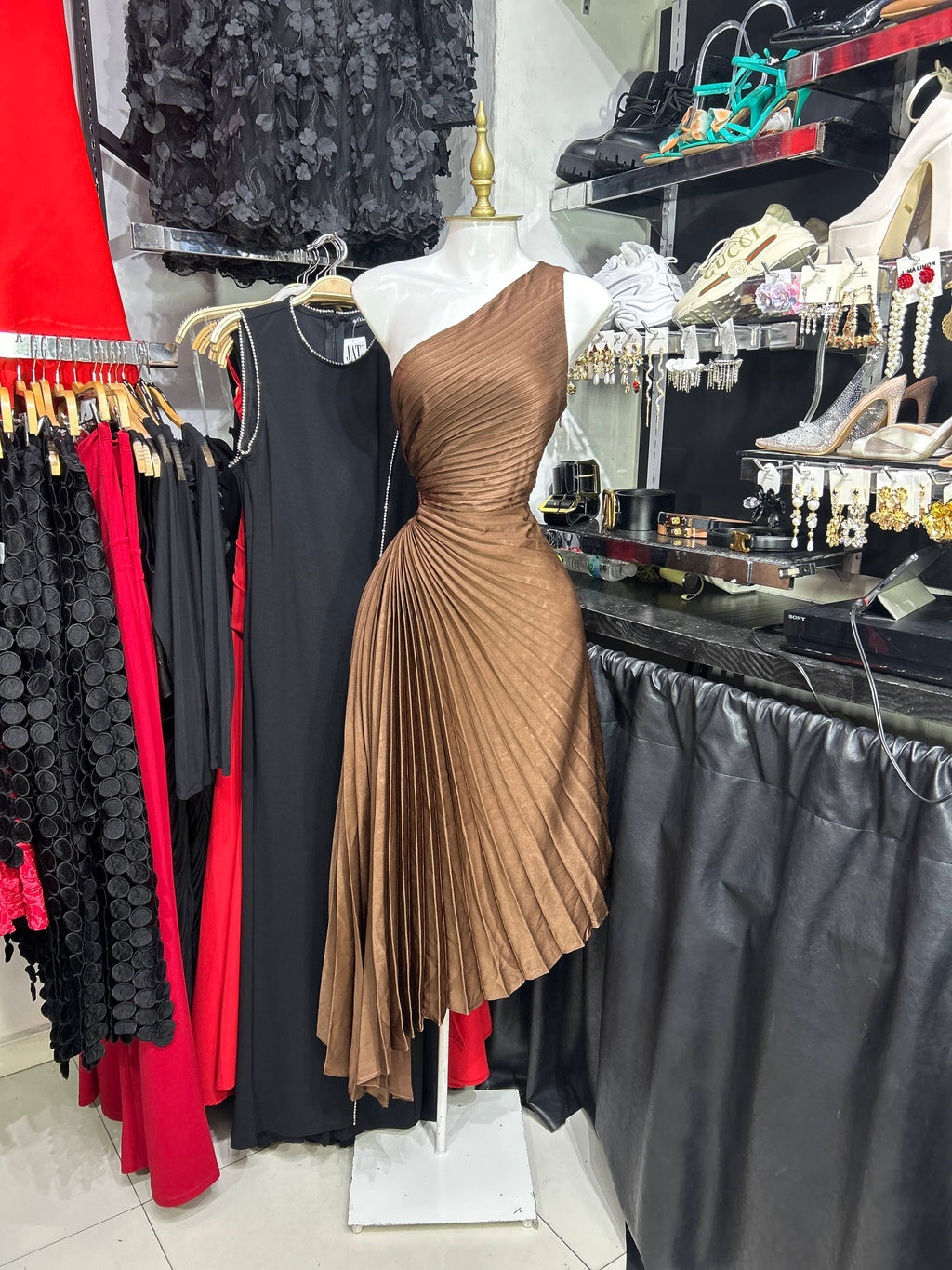 Vestido cafe de un hombro drapeado asimetrico