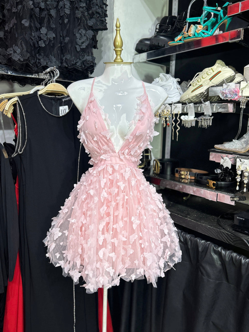 Vestido rosa con mariposas en relieve