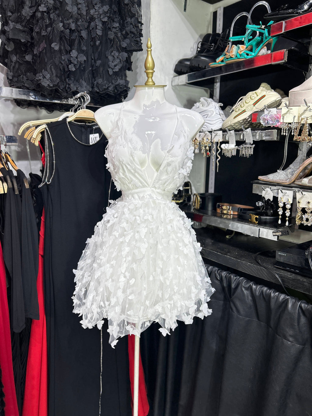Vestido blanco con mariposas en relieve