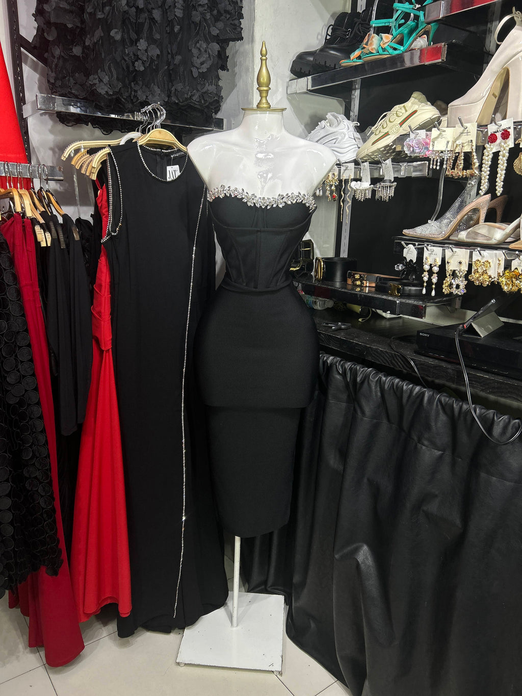 Vestido negro bandage strapless con pedreria en escote