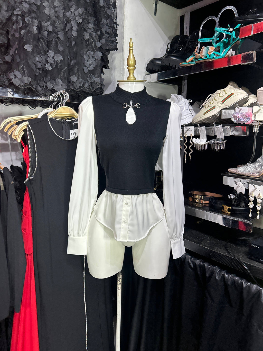 Blusa blanca con chaleco negro simulado