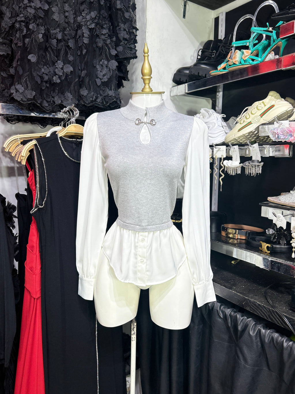 Blusa blanca con chaleco gris sumulado