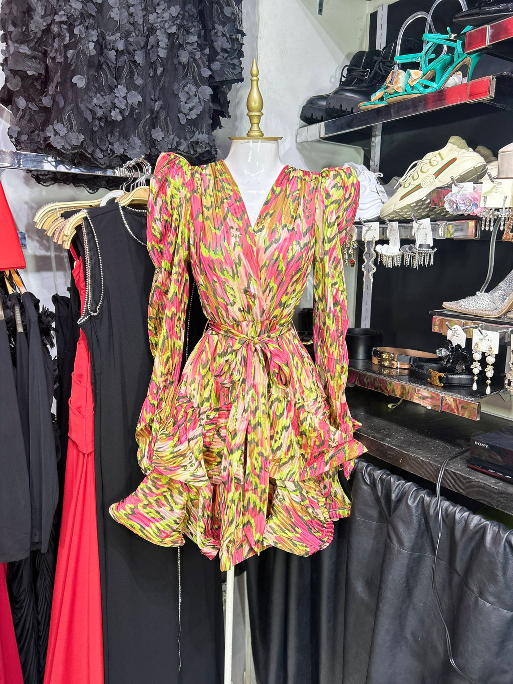 Vestido corto manga larga satinado estampado animal print multicolor