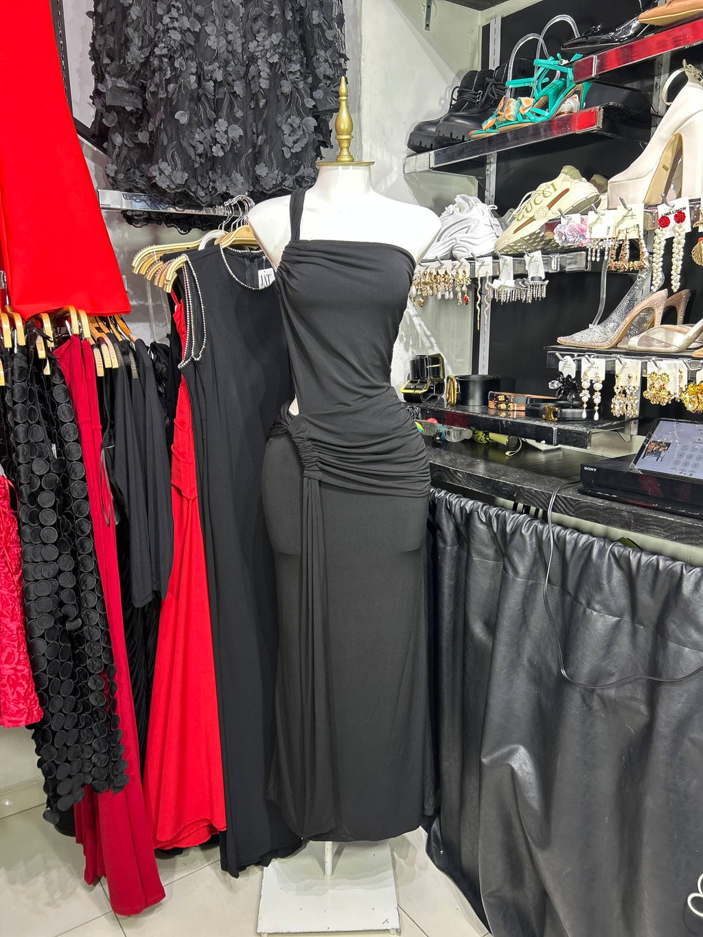 Vestido negro algodón stretch con escote en cintura