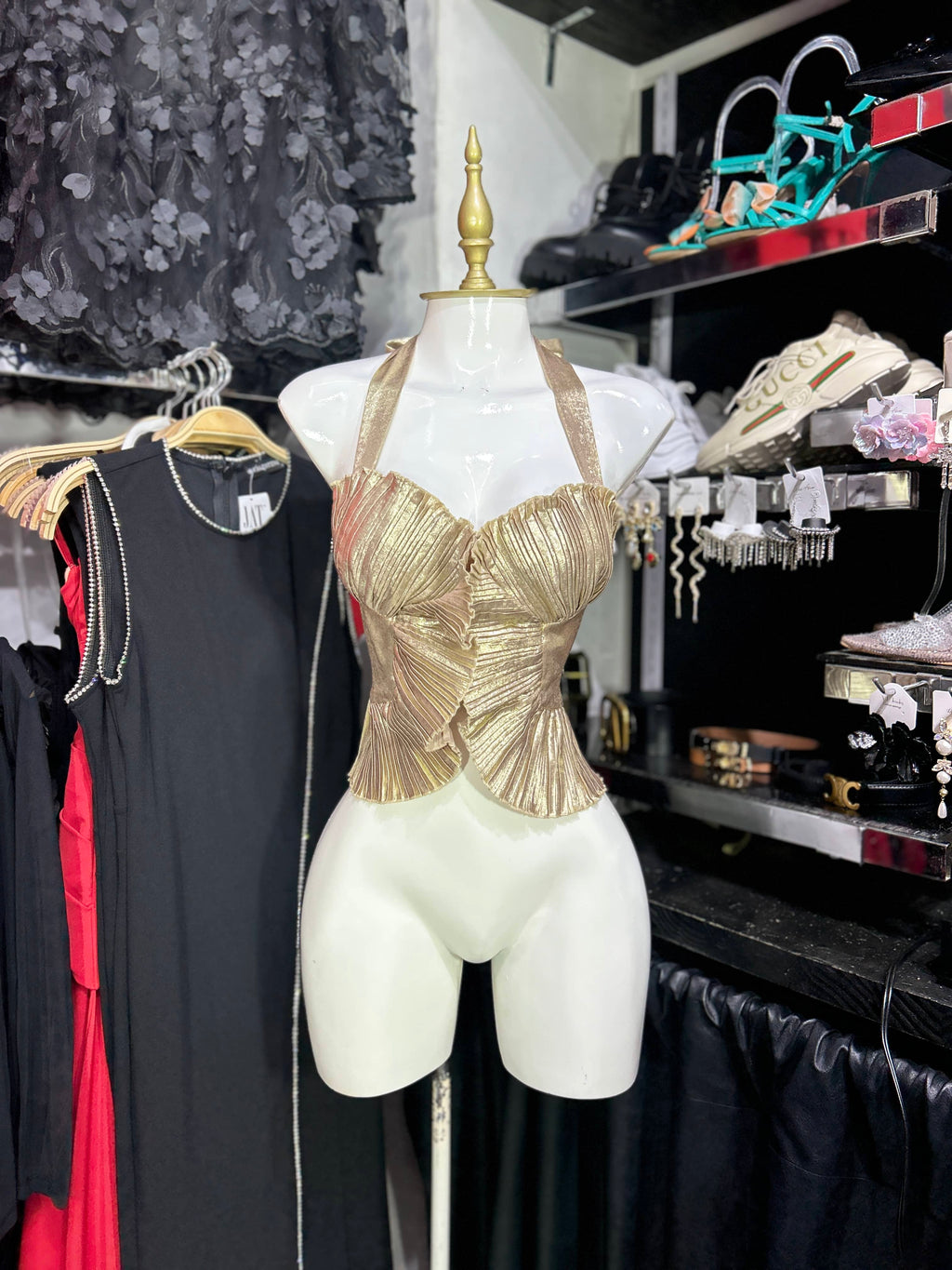 Blusa dorada halter con textura metalizada