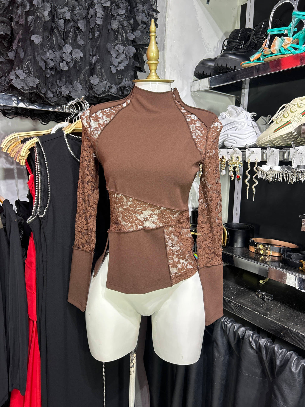 Blusa cafè manga larga con cortes en encaje al tono