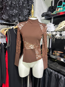 Blusa cafè manga larga con cortes en encaje al tono