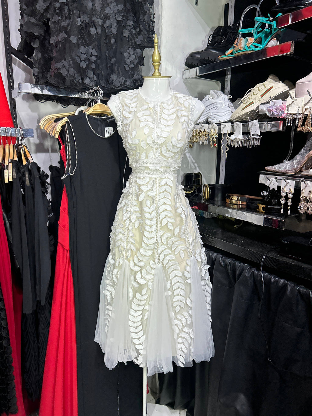 Vestido blanco midi con textura y olanes en ruedo