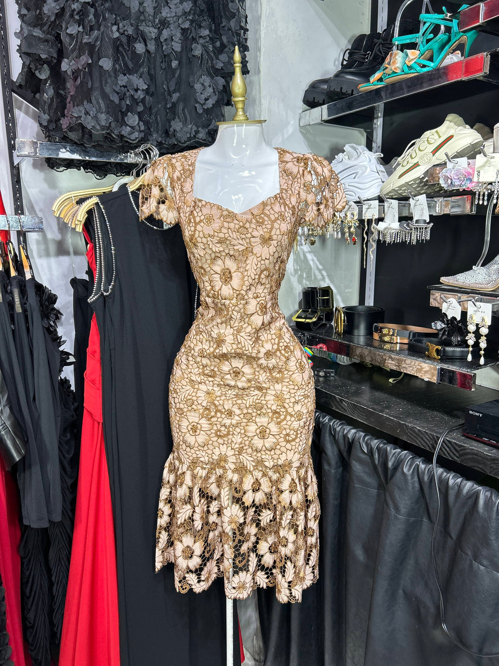 Vestido midi café encaje floral
