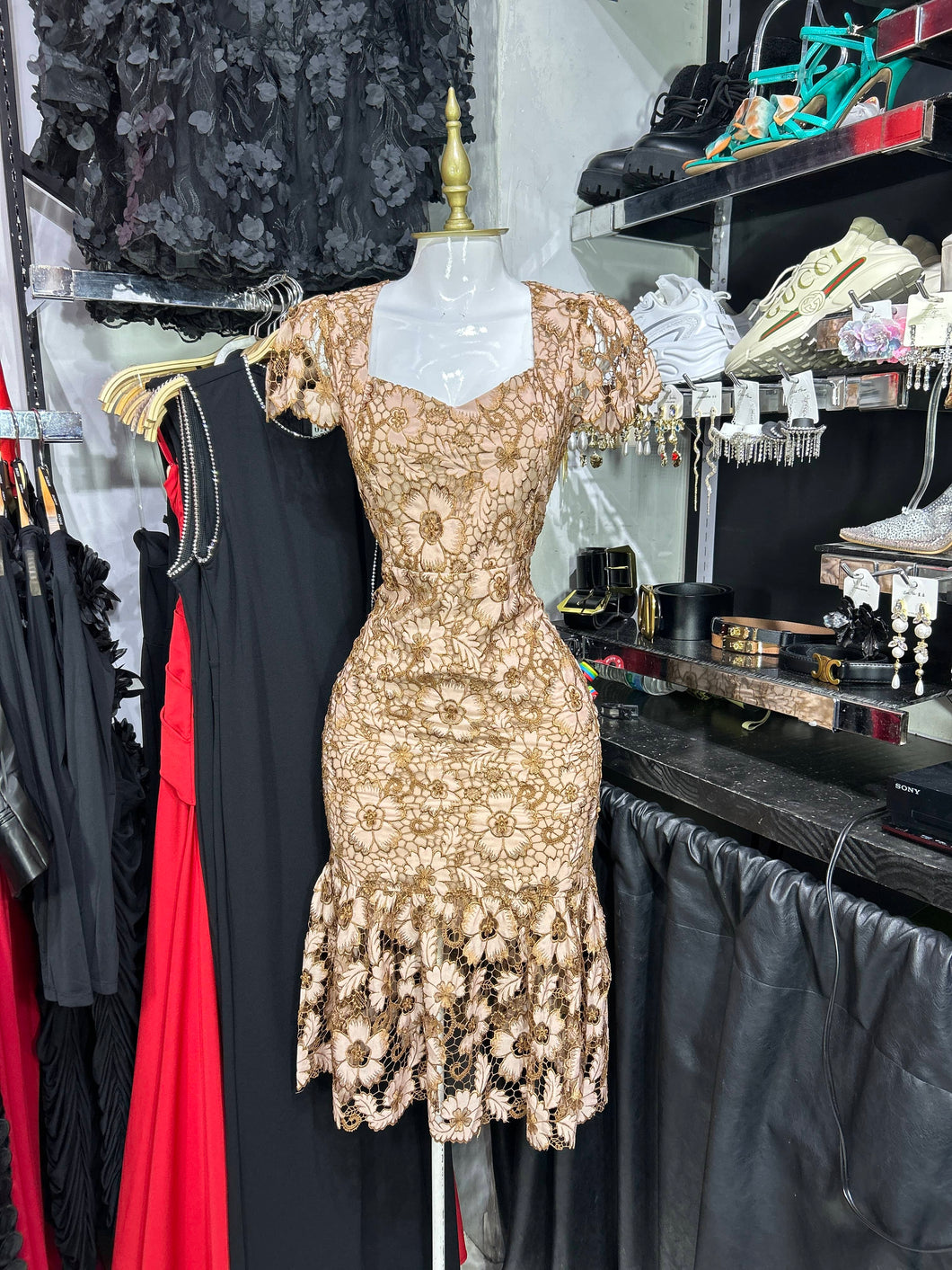 Vestido midi café encaje floral