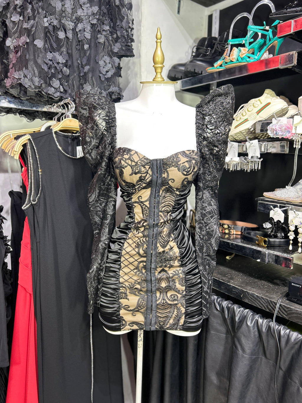 Vestido negro manga larga con copas y hombreras pronunciadas