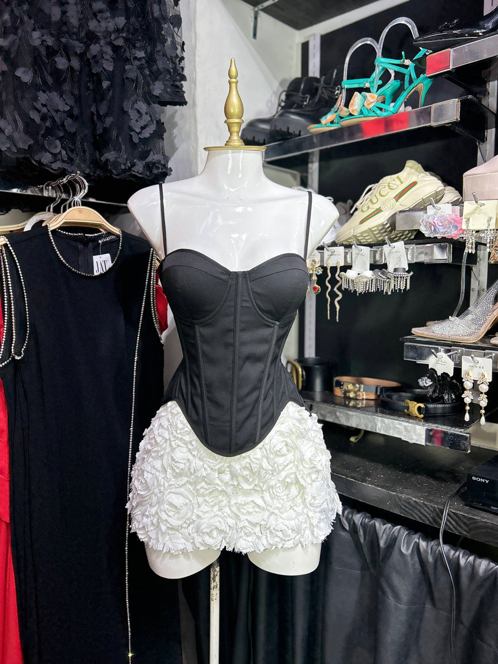 Conjunto bicolor corset negro falda blanca textura flores