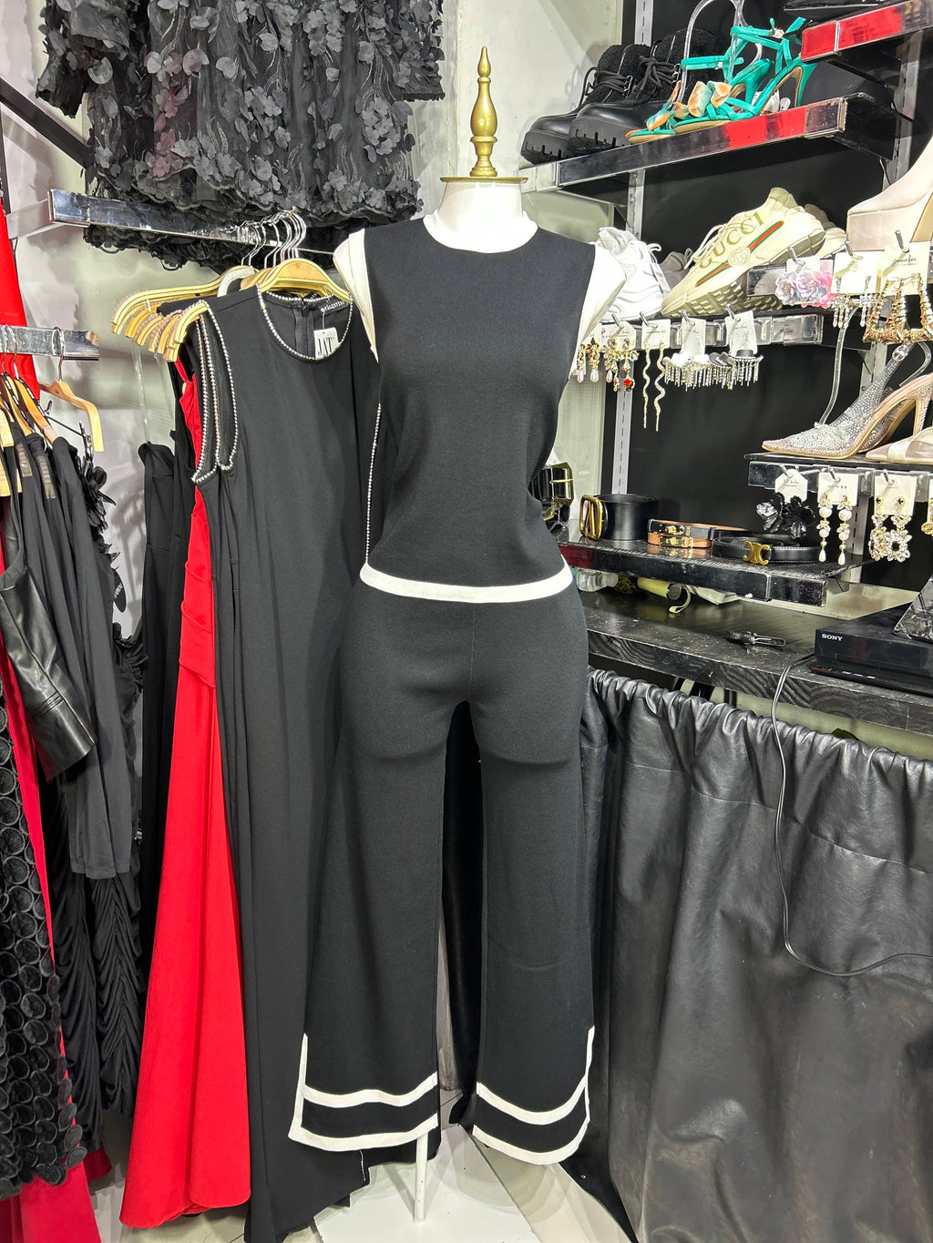 Conjunto negro con filos blancos pantalon y blusa