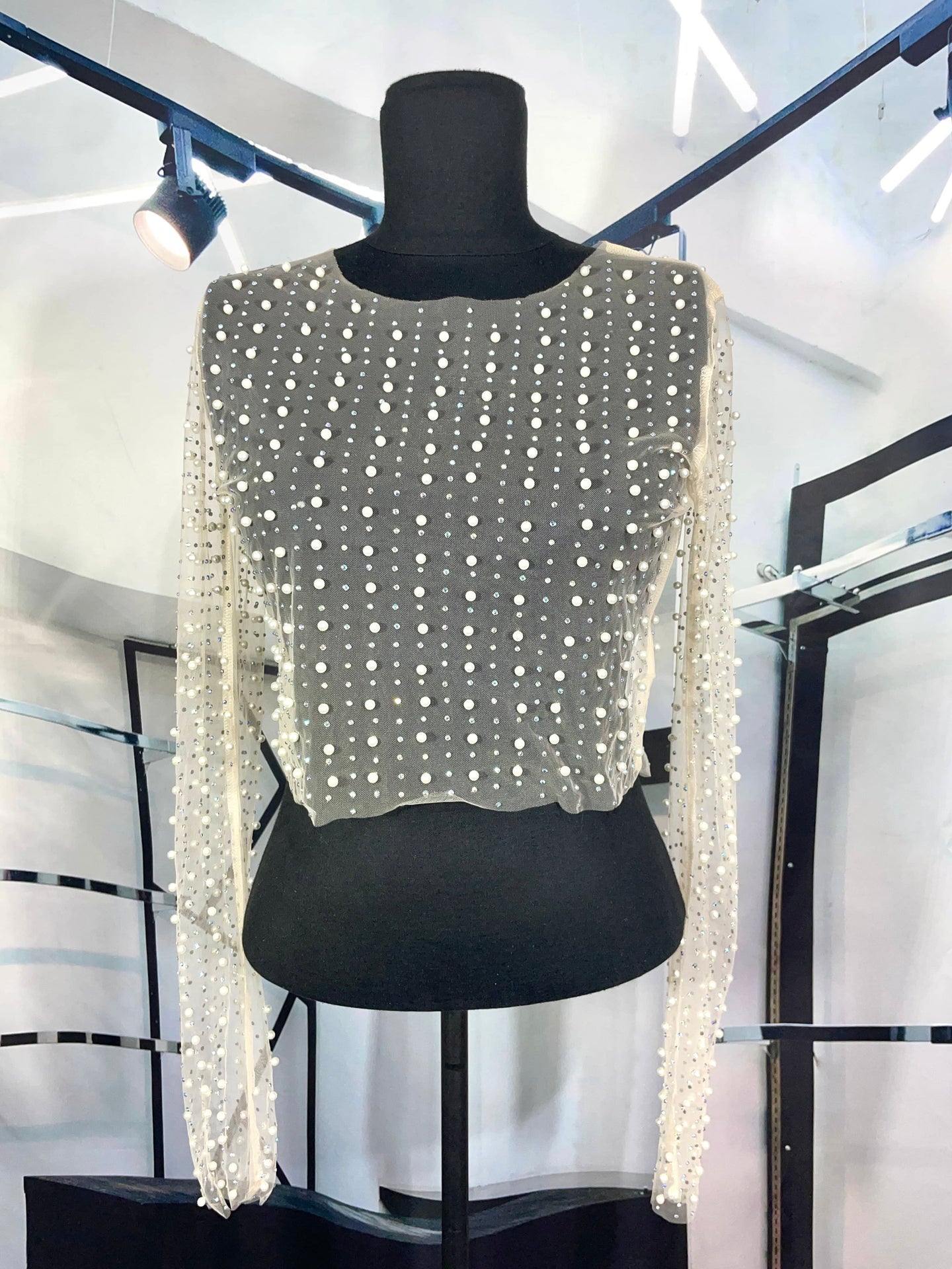 Blusa nude de mesh manga larga con aplicaciones de perlas y pedreria