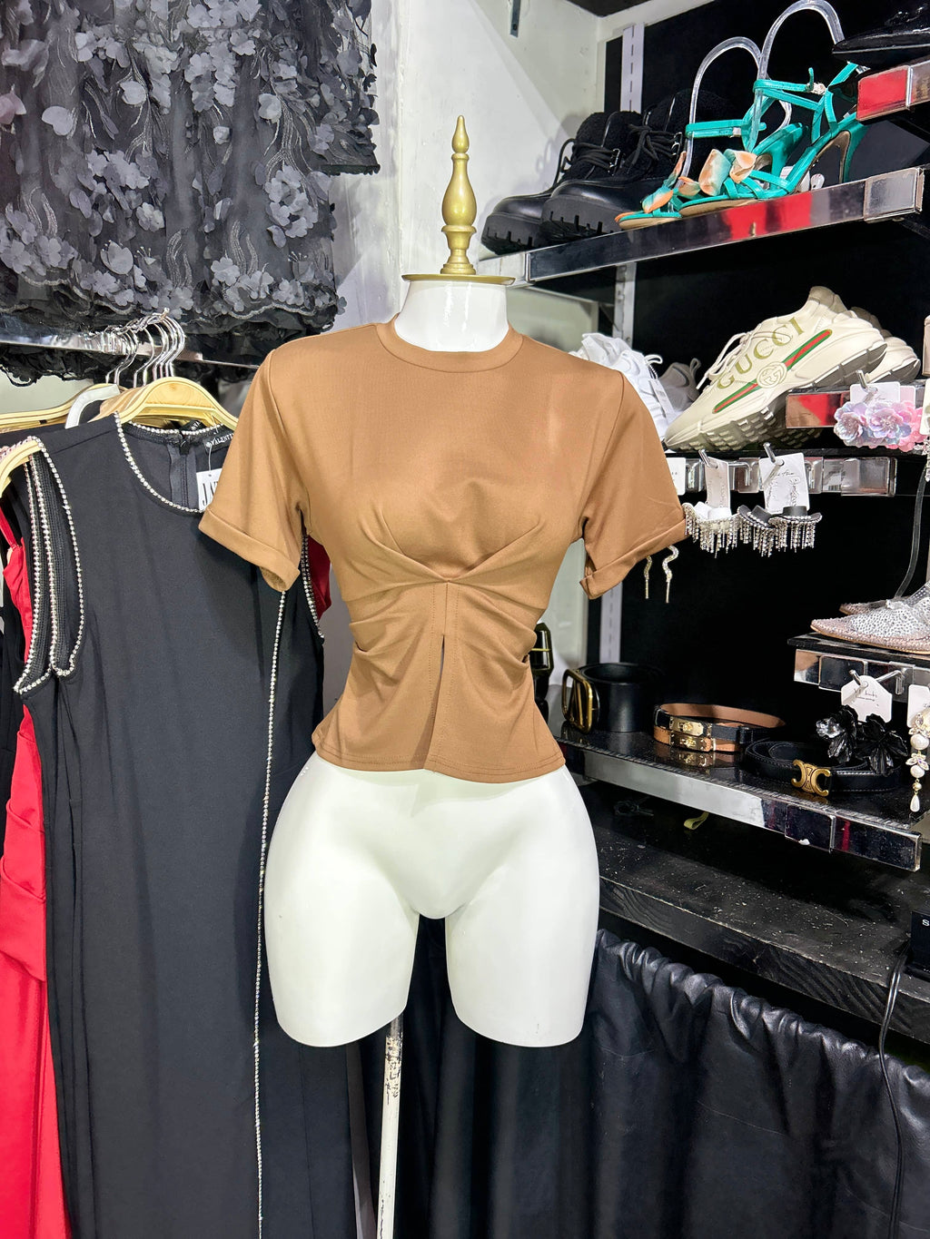 Blusa mocca manga corta con drapeado en cintura