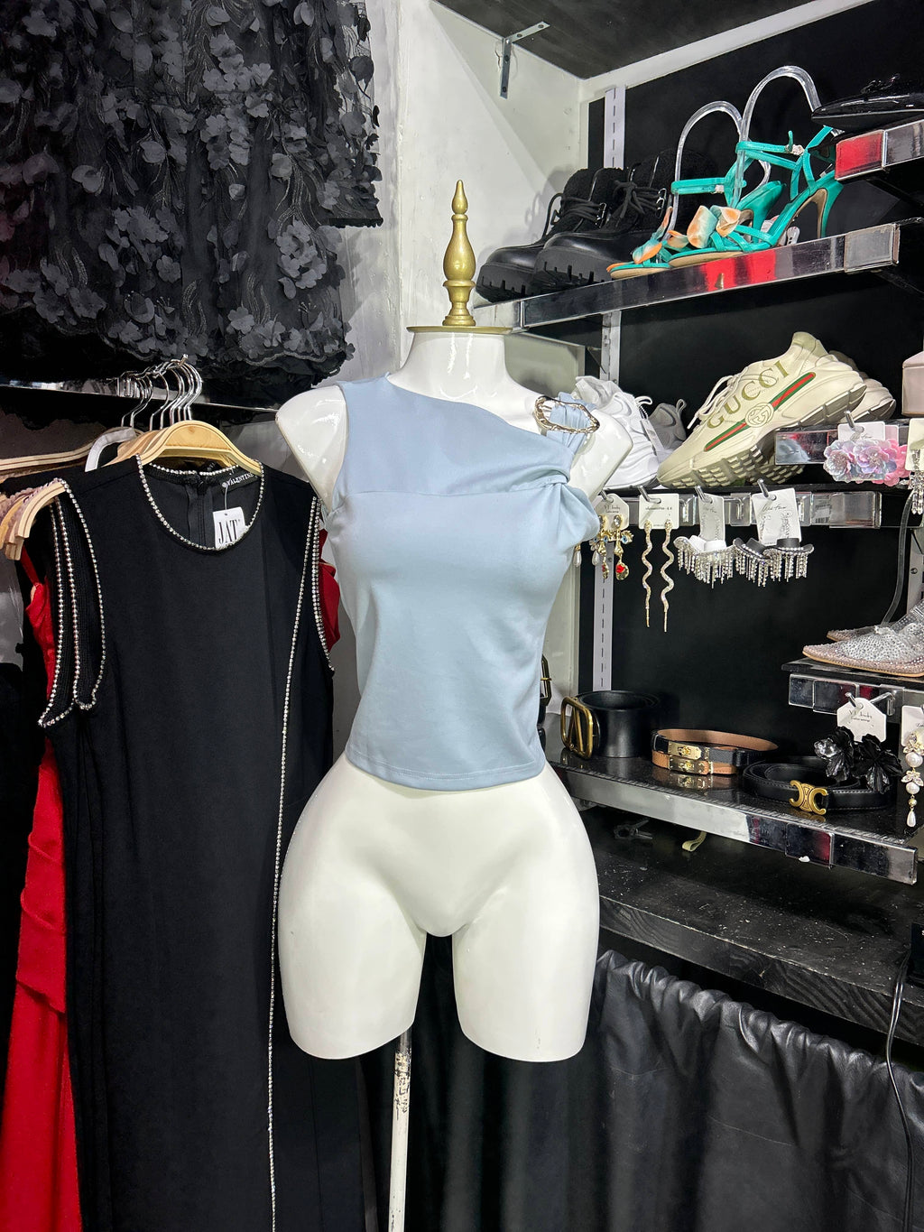 Blusa azul sin mangas con herraje dorado en tirante