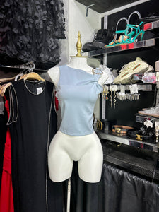 Blusa azul sin mangas con herraje dorado en tirante