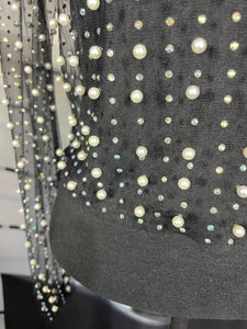 Blusa negra de mesh manga larga con aplicaciones de perlas y pedreria