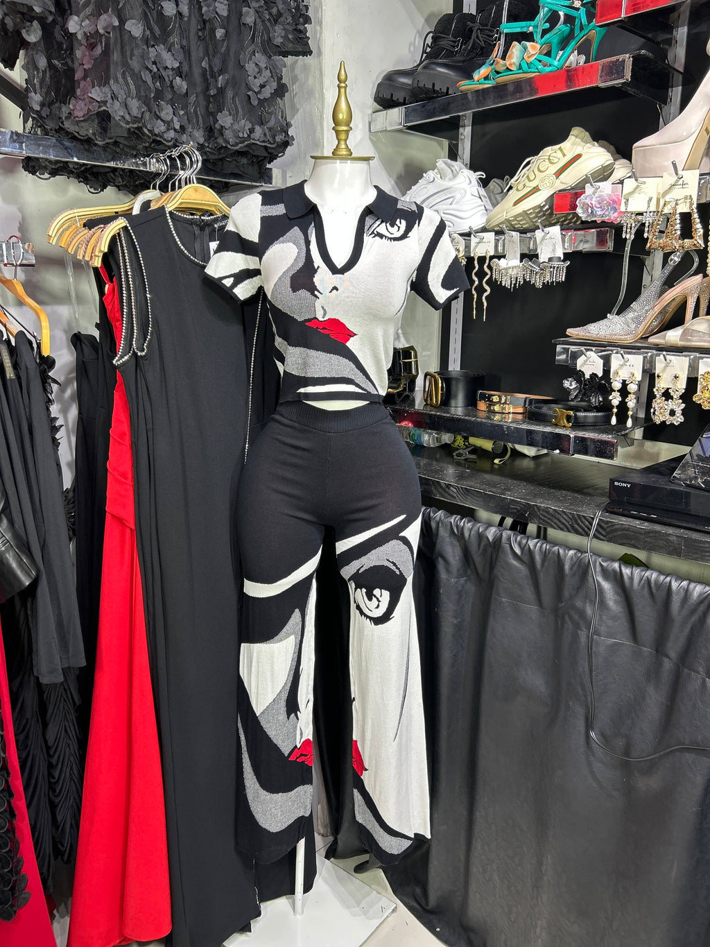 Conjunto negro tipo sueter estampado comic