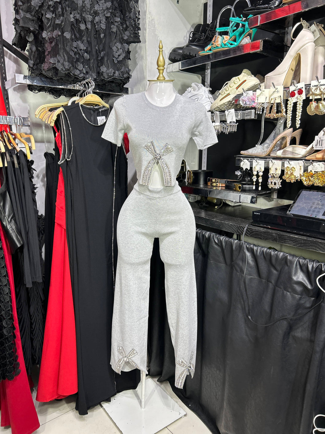 Conjunto gris blusa y pantalon con pedreria