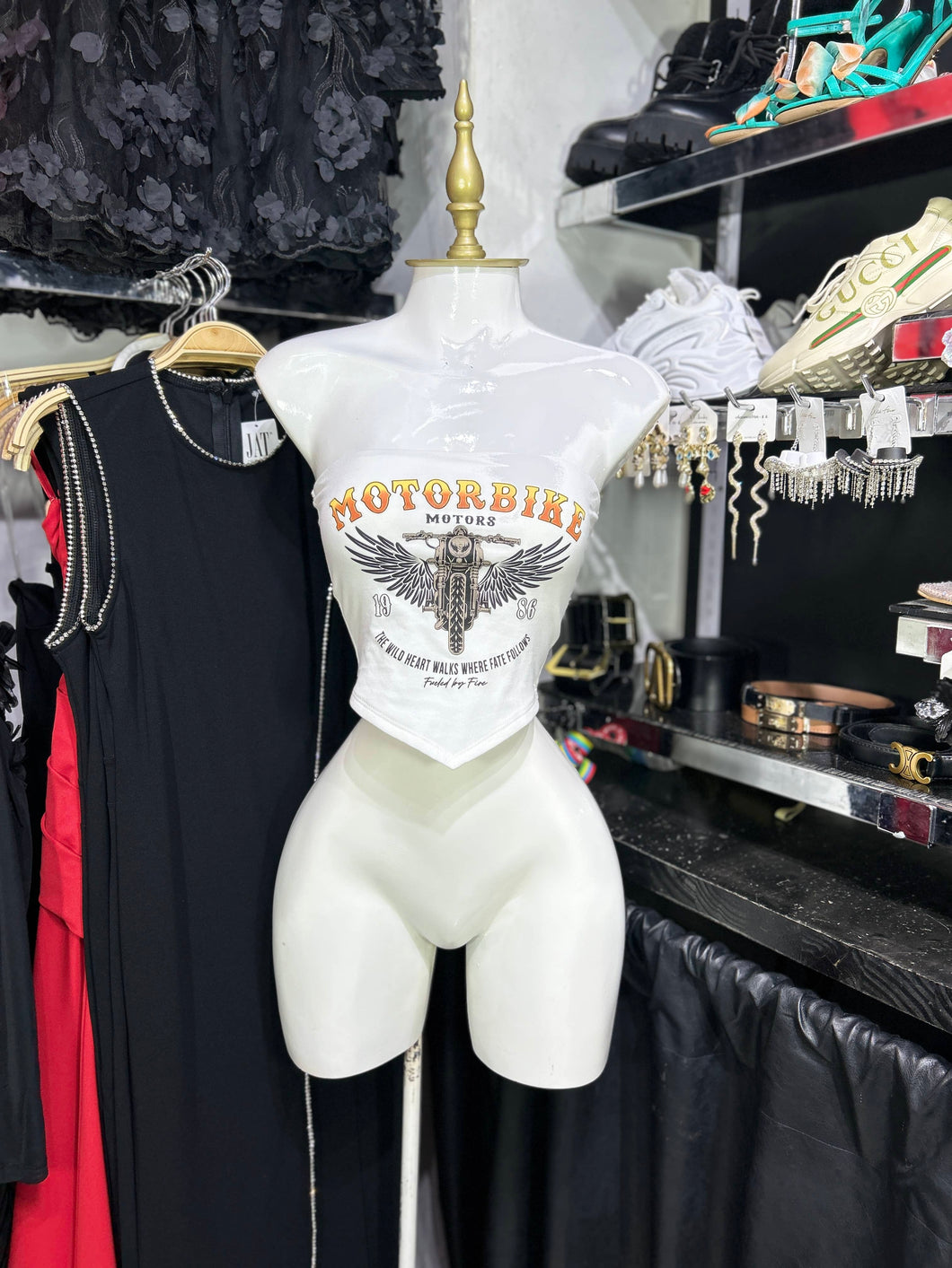 Top blanco strapless estampado biker