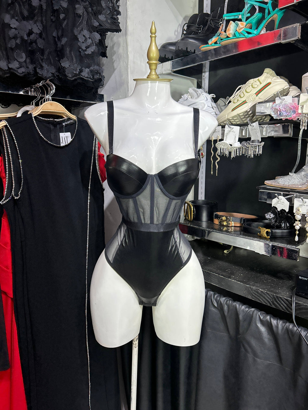 Body negro con detalles en vinipiel tirantes desmontables