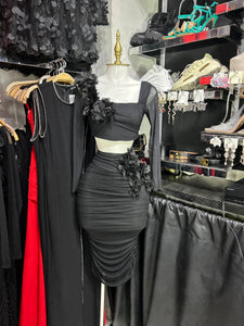 Conjunto negro blusa y falda con flores en relieve