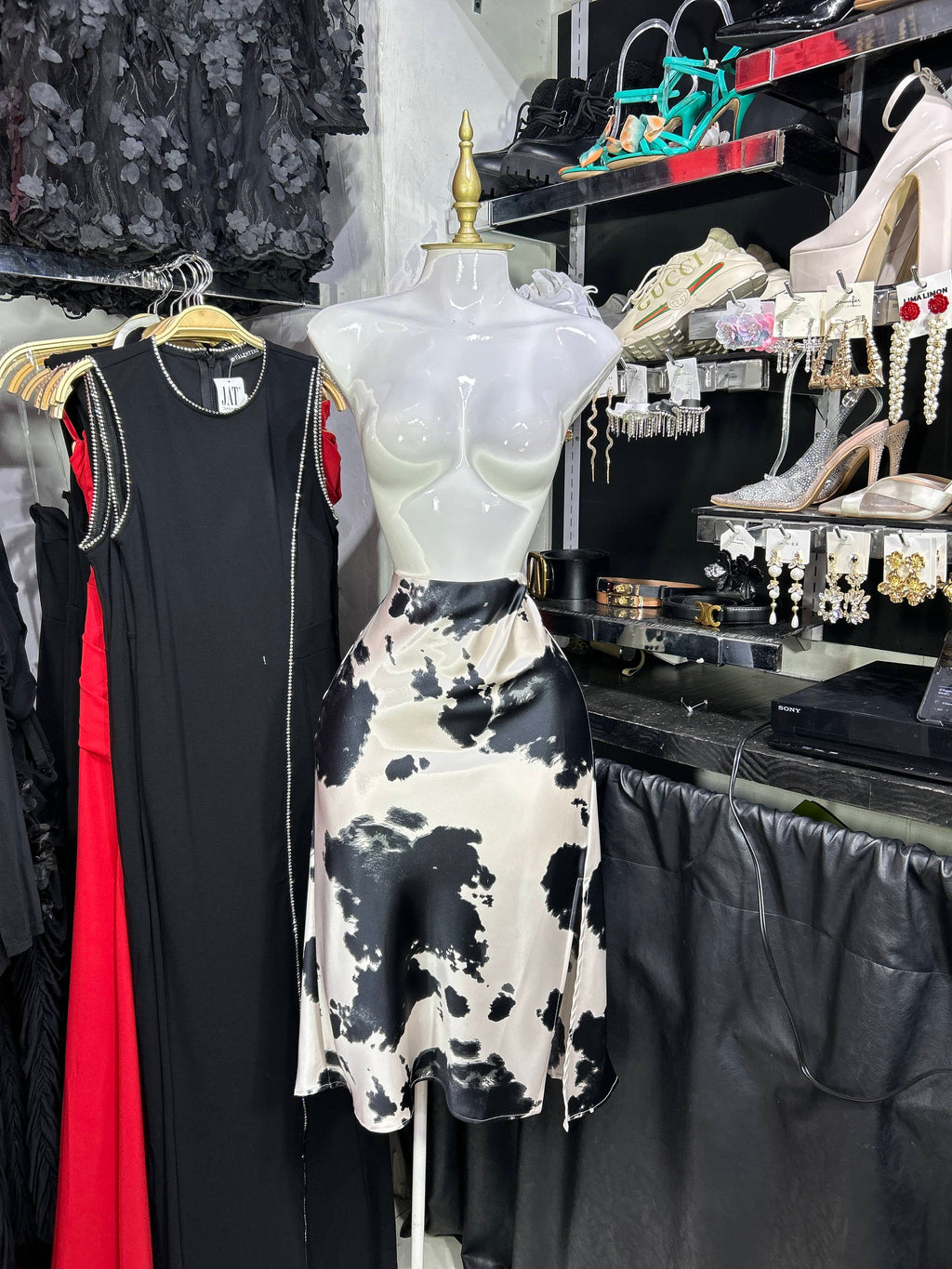 Falda midi satinada estampado vaca