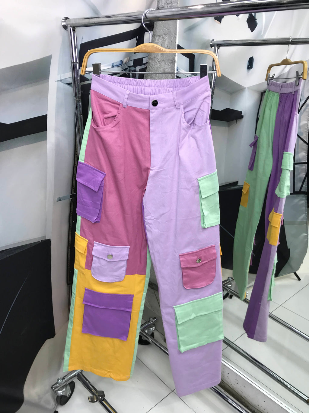 Jeans cargo lila con bloques de color
