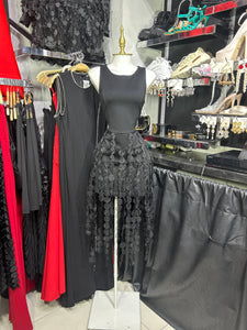 Vestido corto negro con tiras circulares colgantes